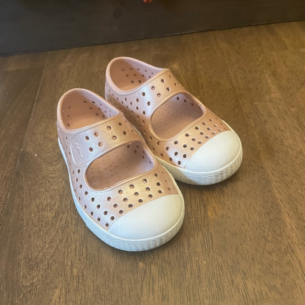 Native Pre-owned Mary Jane size 6.